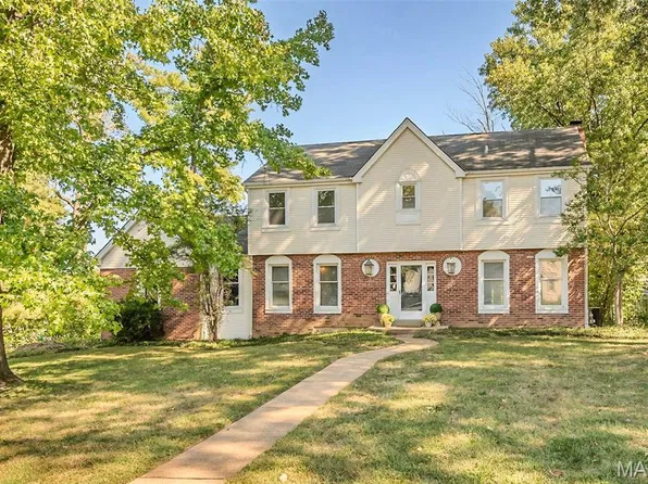 896 Twin Pine Dr, Saint Louis, MO 63122