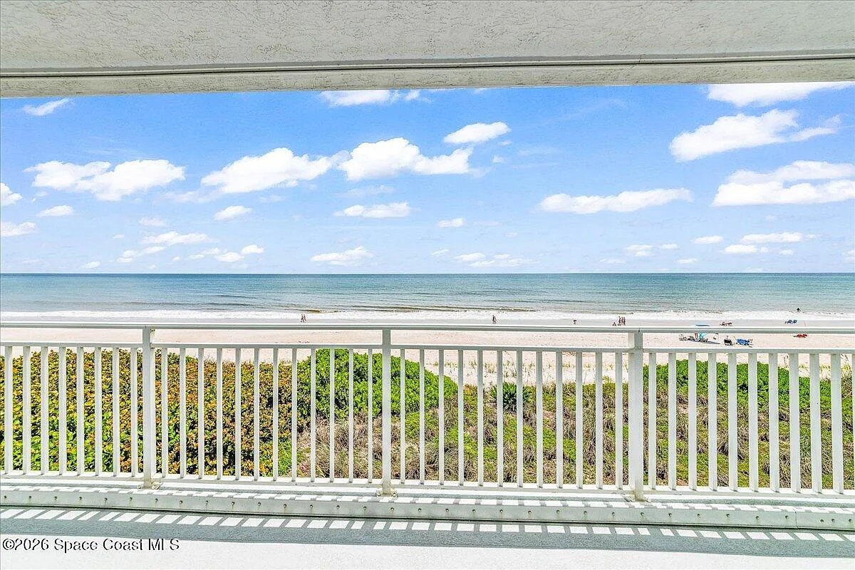 3 bed, 3.0 bath, 2350 sqft, $4,800 — Photo 2