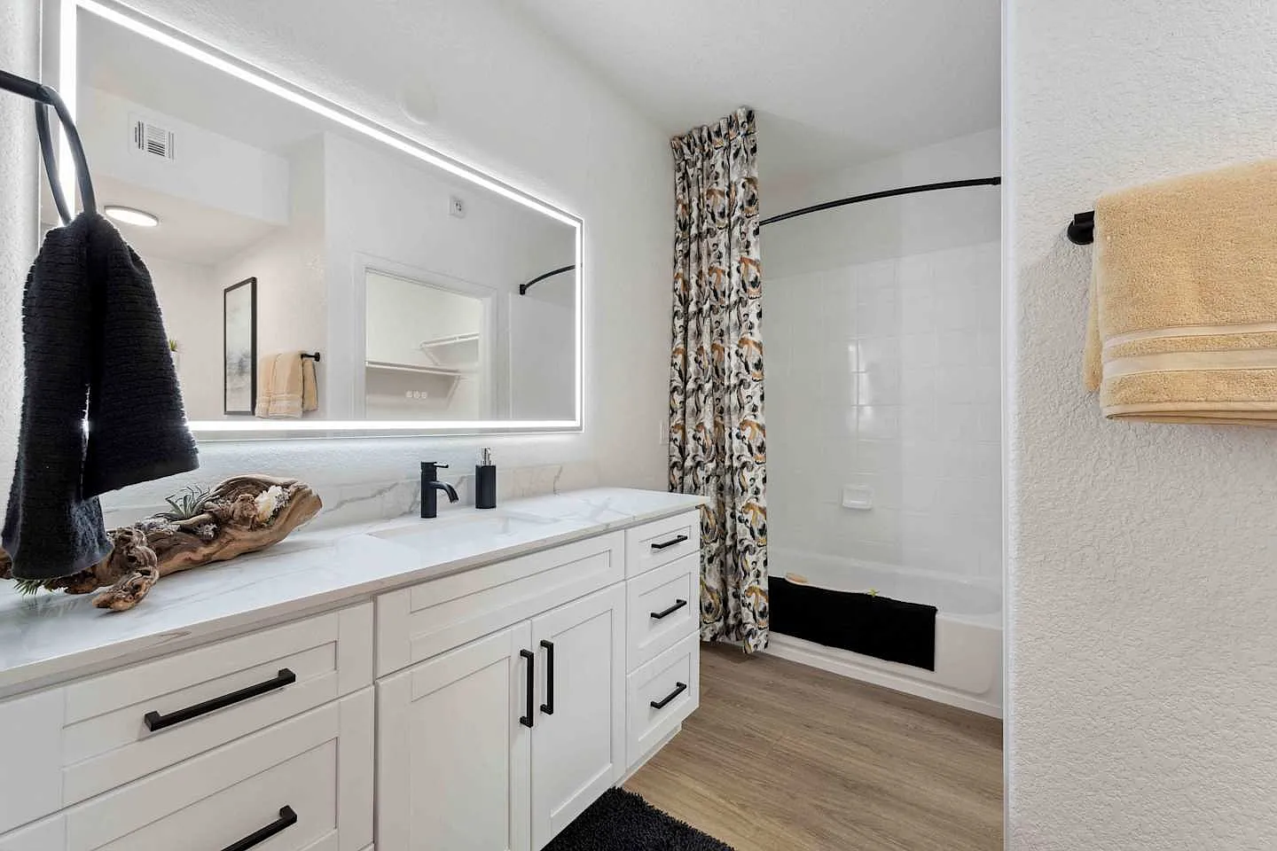 The Laurel Apartments — Photo 4