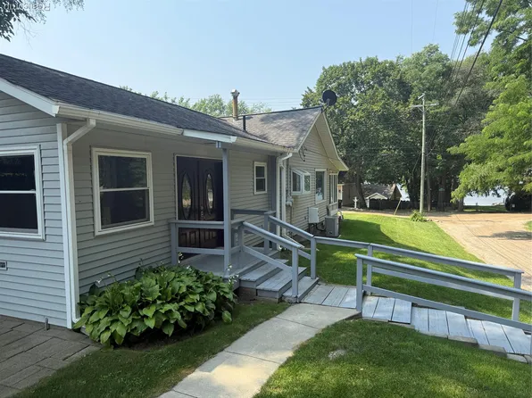 5905 Fonda Lake Dr, Brighton, MI 48116