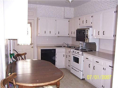 Bright Kitchen, dishwasher fridge and oven stay