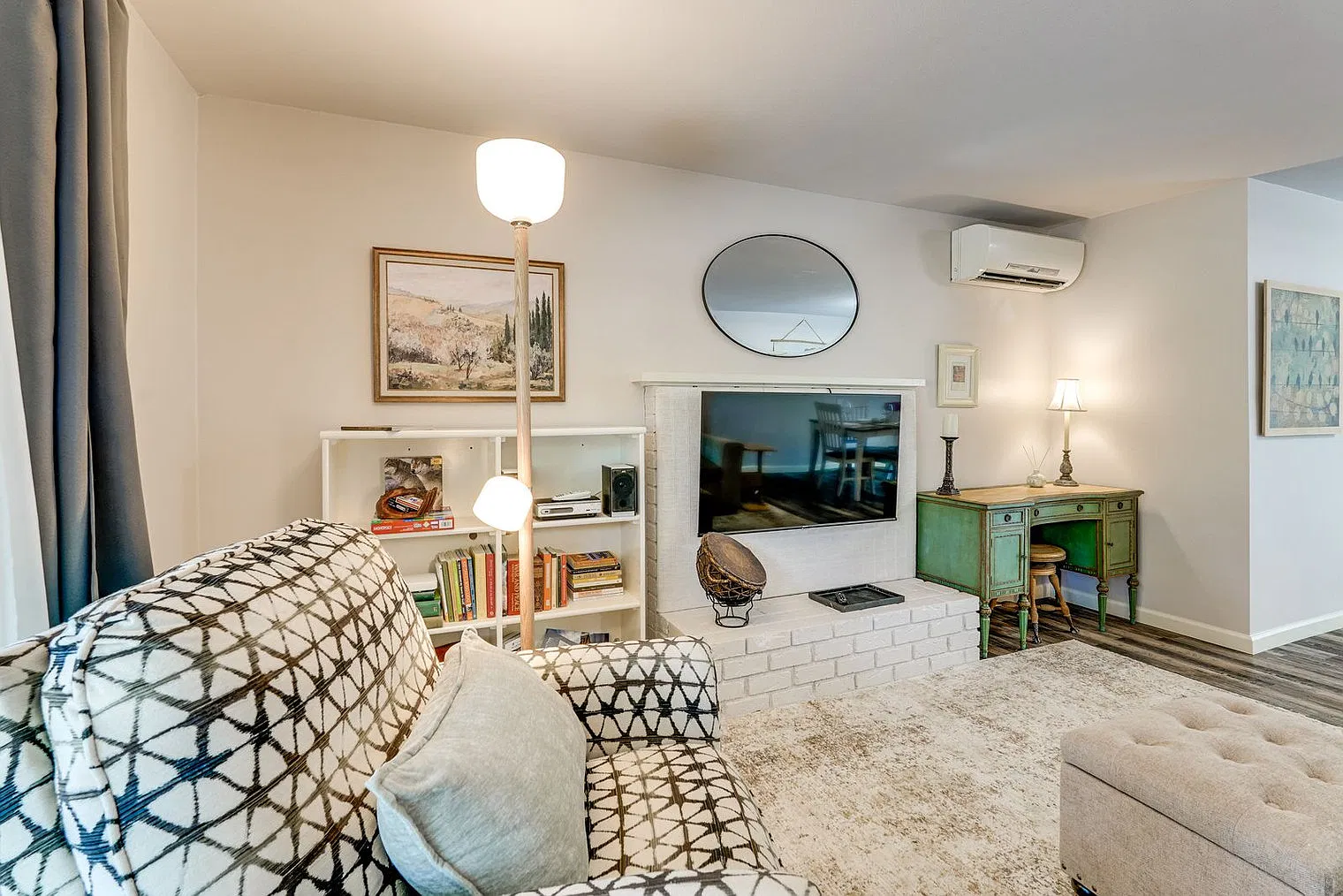 2 bed, 1.0 bath, 990 sqft, $2,967 — Photo 3