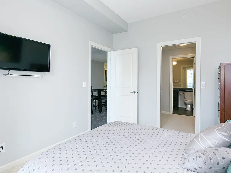211 13th Ave SE #2105 — Photo 4