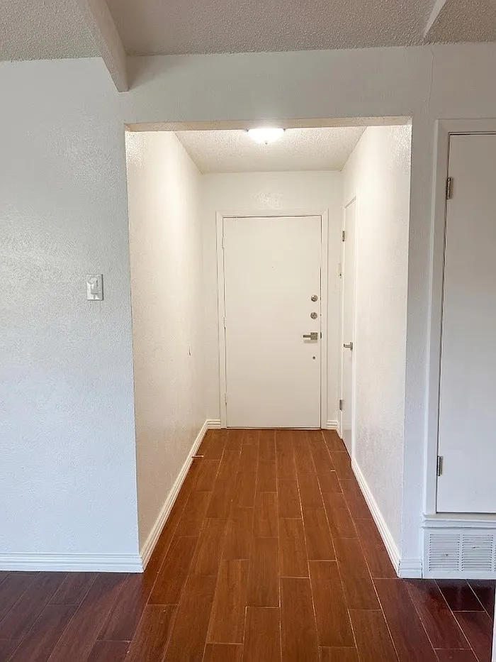 3 bed, 2.0 bath, 1217 sqft, $2,200 — Photo 2
