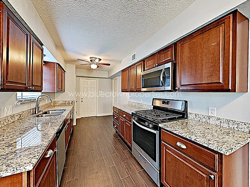 3 bed, 2.0 bath, 1897 sqft, $2,495 — Photo 4
