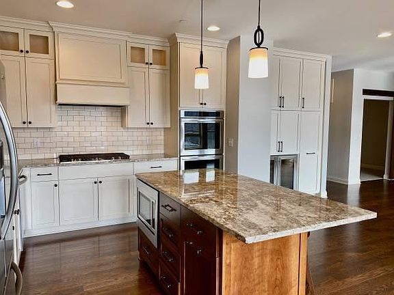 4th image of 875 Lake St E #208