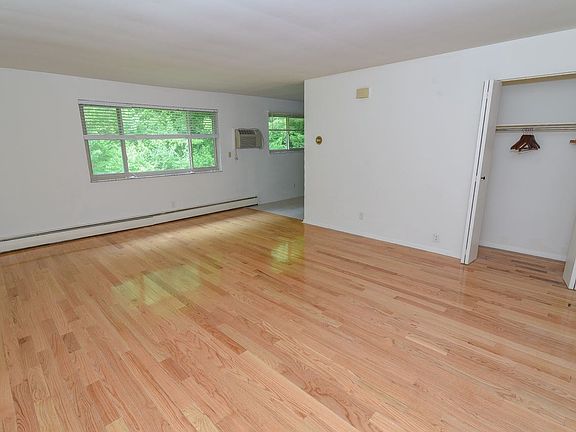 4th image of 937 Highland Ave