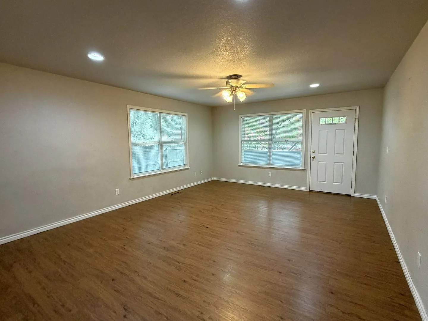 321 W Myrtle St — Photo 2