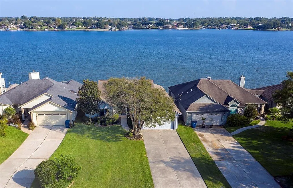 4 bed, 2.5 bath, 2282 sqft, $3,900 — Photo 1