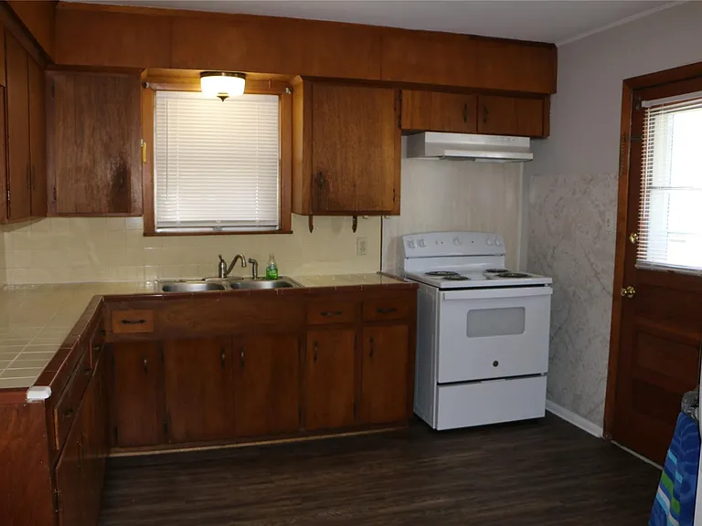 710 W 7th St — Photo 15