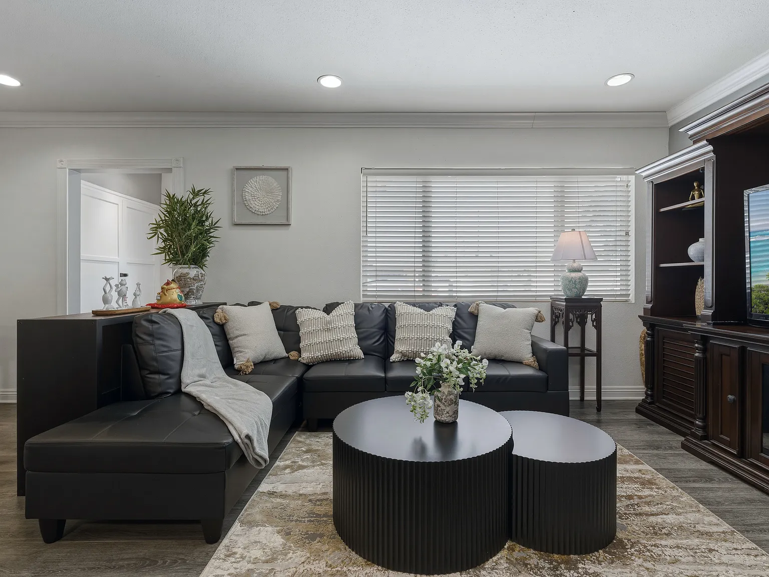 2 bed, 1000 sqft, $3,300 — Photo 4