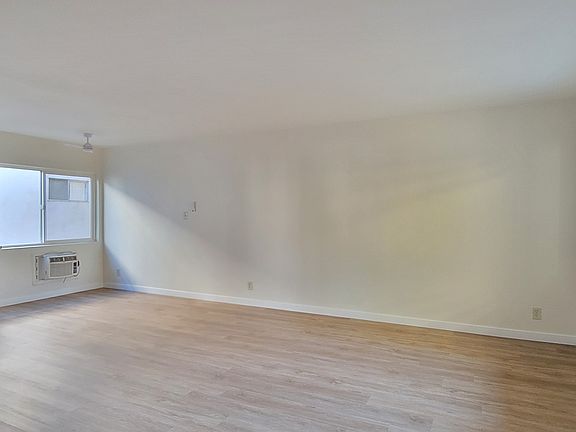 3rd image of 15480 Moorpark St APT 1