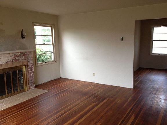 Living room w/fireplace