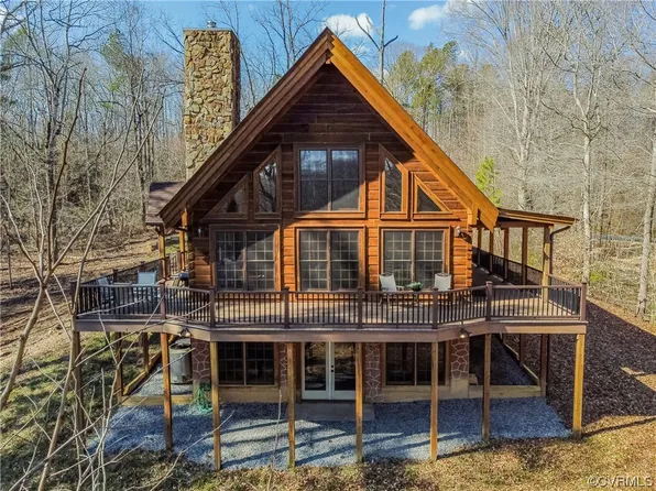 32 Shoreline Dr, Warsaw, VA 22572