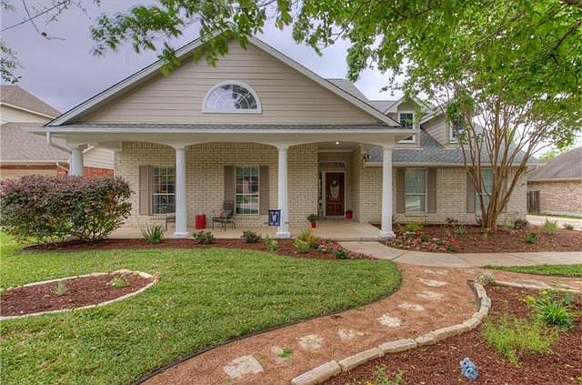 Meticulously maintained yard and landscaping.