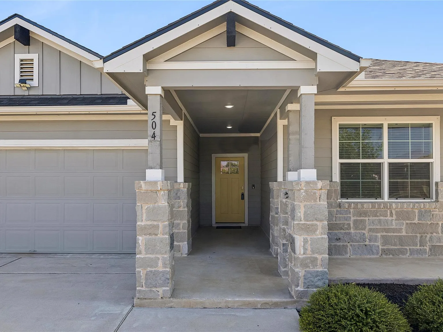 4 bed, 2.0 bath, 1612 sqft, $1,925 — Photo 4