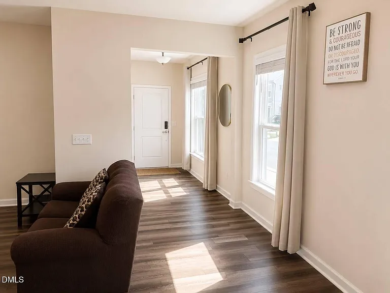 328 Villanova Dr — Photo 5