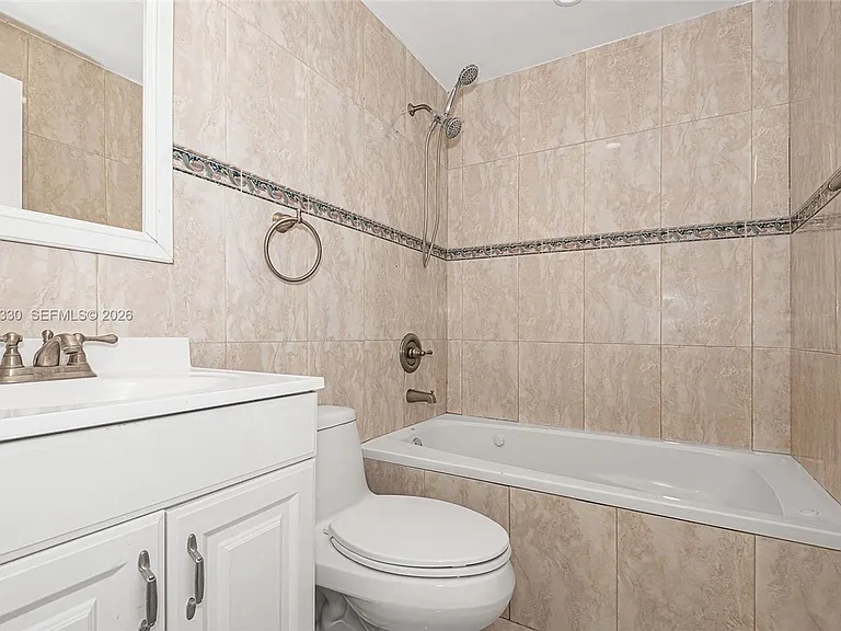 2545 NE 207th St #0 — Photo 3