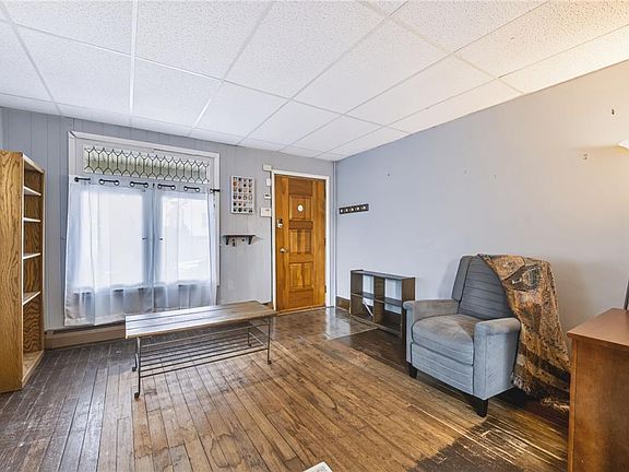 3rd image of 835 Spring St