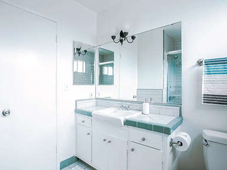 725 Hayworth Apartments — Photo 9