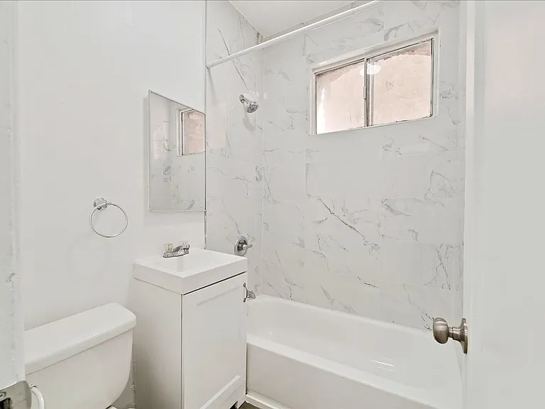 1475 W Adams Blvd #102 — Photo 6