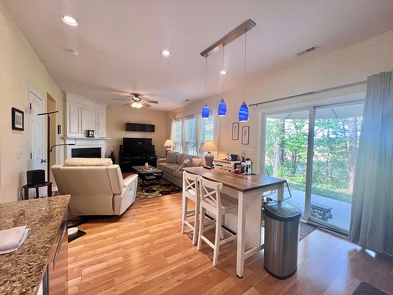 Breakfast & Family room