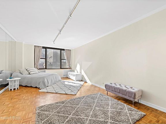 5th image of 117 E 57th St APT 39C
