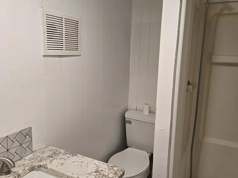 330 W Coler St #E — Photo 14