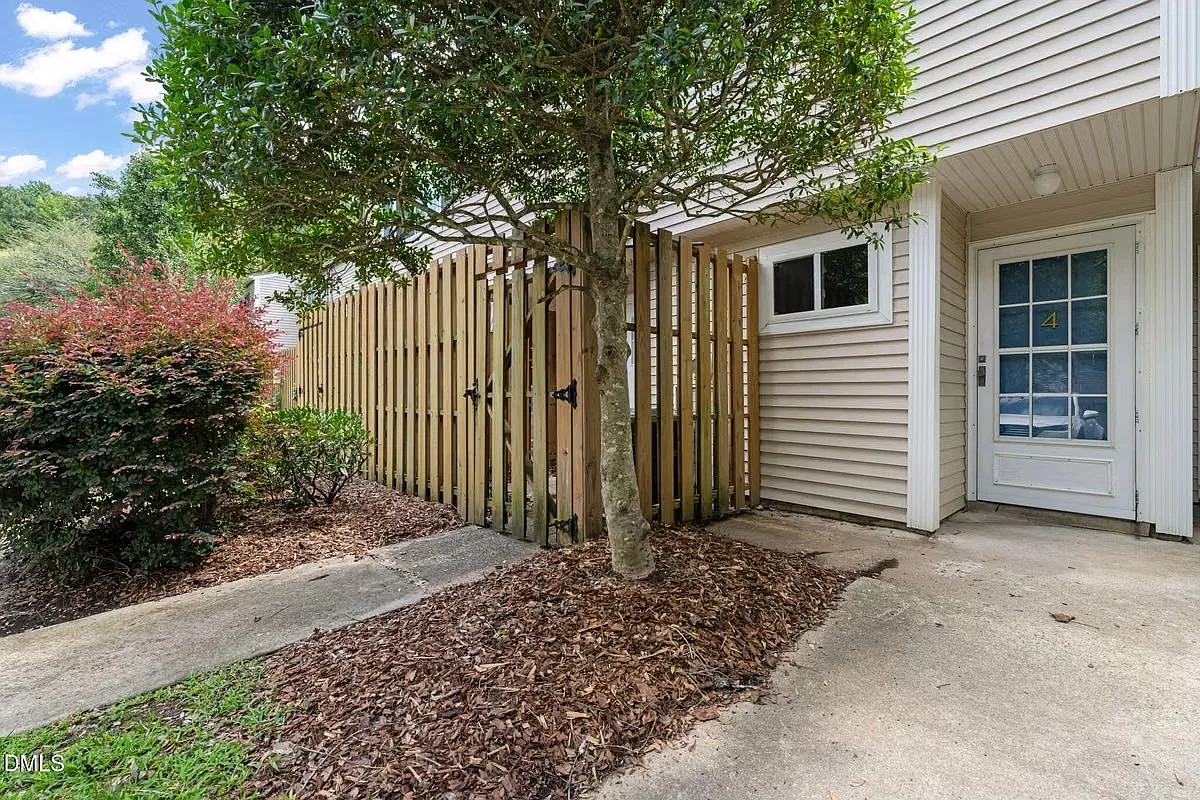 2 bed, 2.5 bath, 1087 sqft, $1,400 — Photo 2