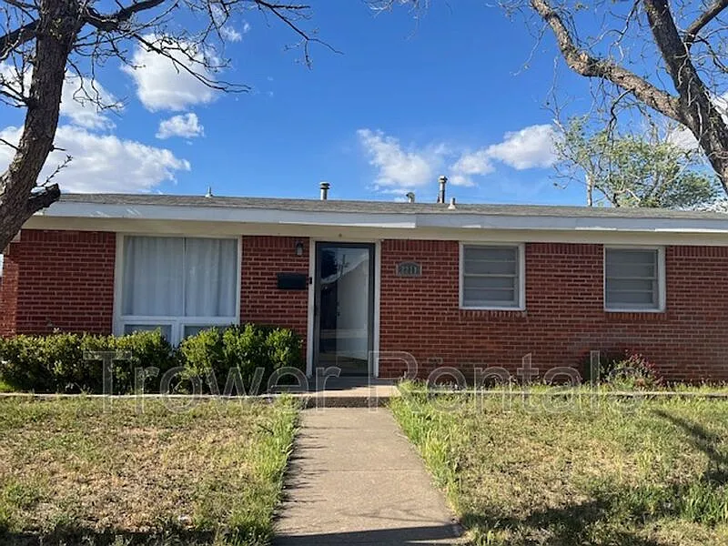 3 bed, 2.0 bath, 1444 sqft, $2,000 — Photo 3