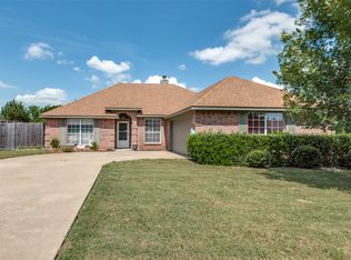 215 Cobblestone Cir, Red Oak, TX 75154