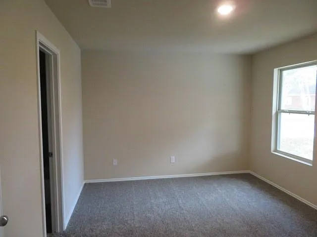 3 bed, 2.0 bath, 1300 sqft, $1,595 — Photo 4