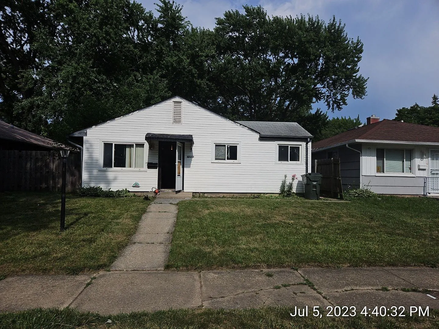 15237 Dorchester Ave photo 1