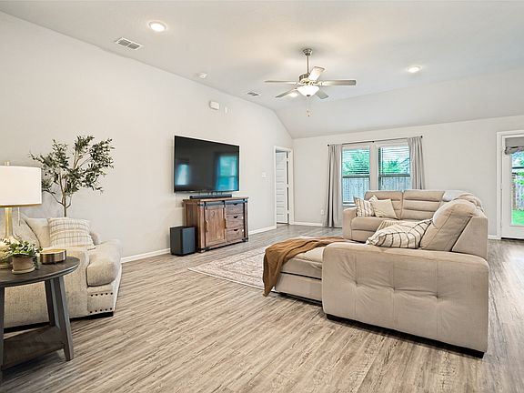 5th image of 925 Royal Ln