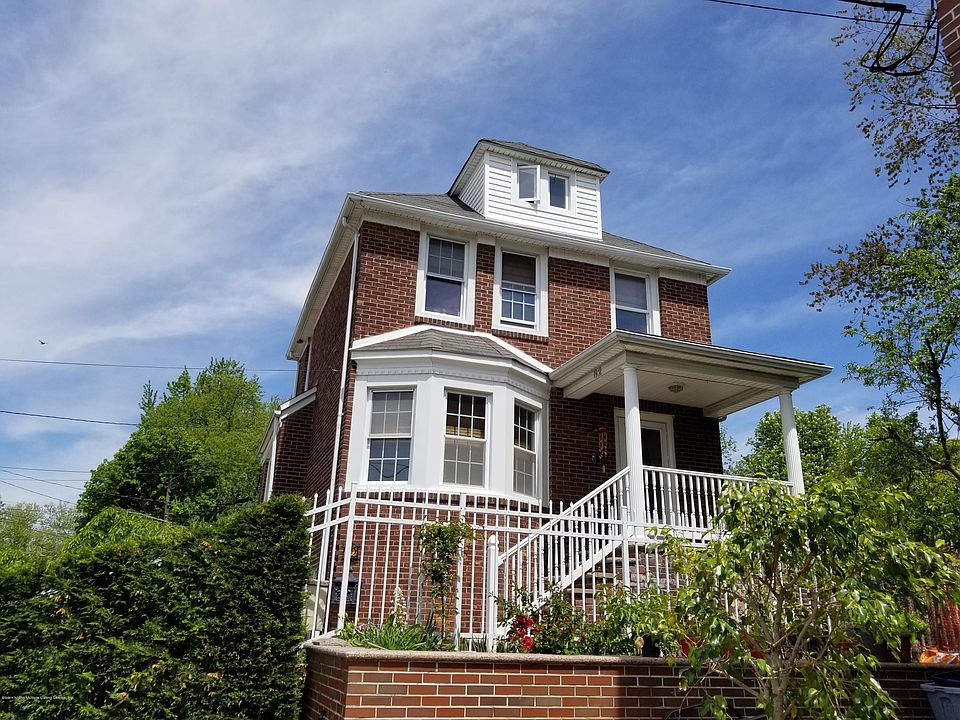 1st image of 82 Waldron Ave