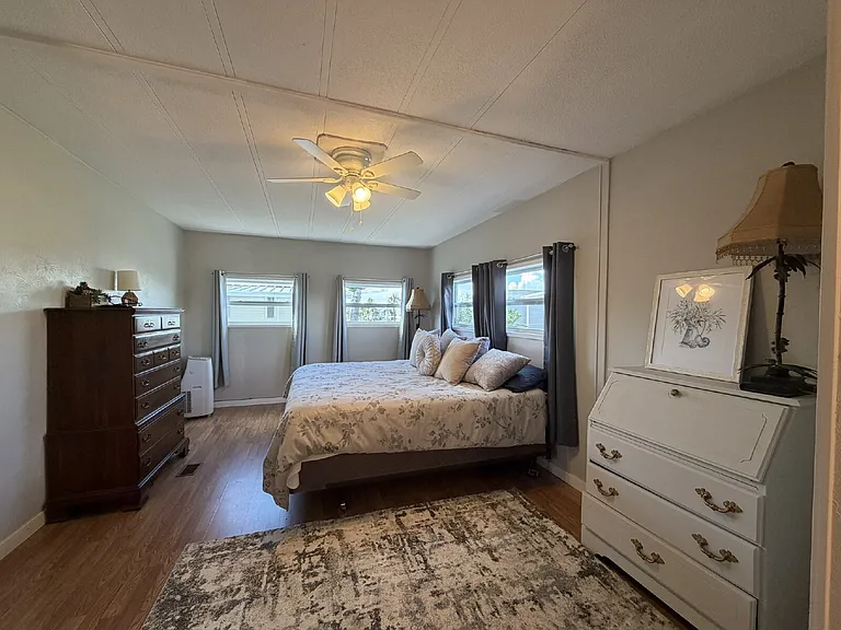 542 Tampico Dr — Photo 17
