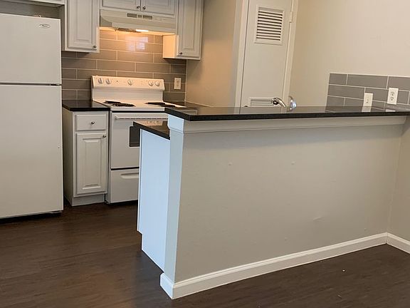 5th image of 303 W 40th St #106
