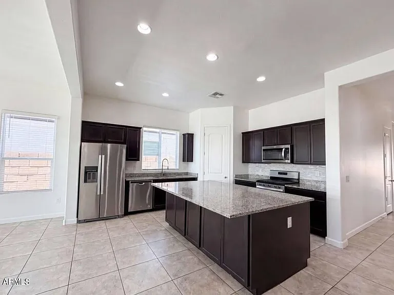 2528 N Comiskey Dr — Photo 2
