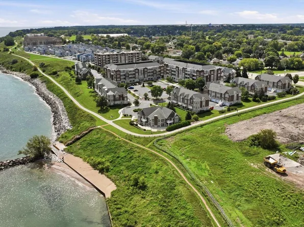3872 S Lake DRIVE S S #301, Saint Francis, WI 53235