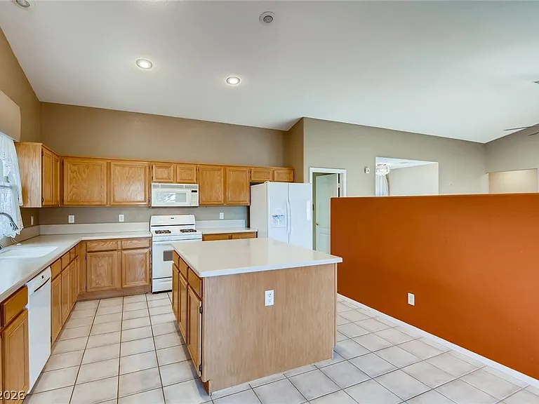 1048 Royal Skyline St — Photo 7