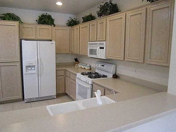 5th image of 2577 N Grandville Ave