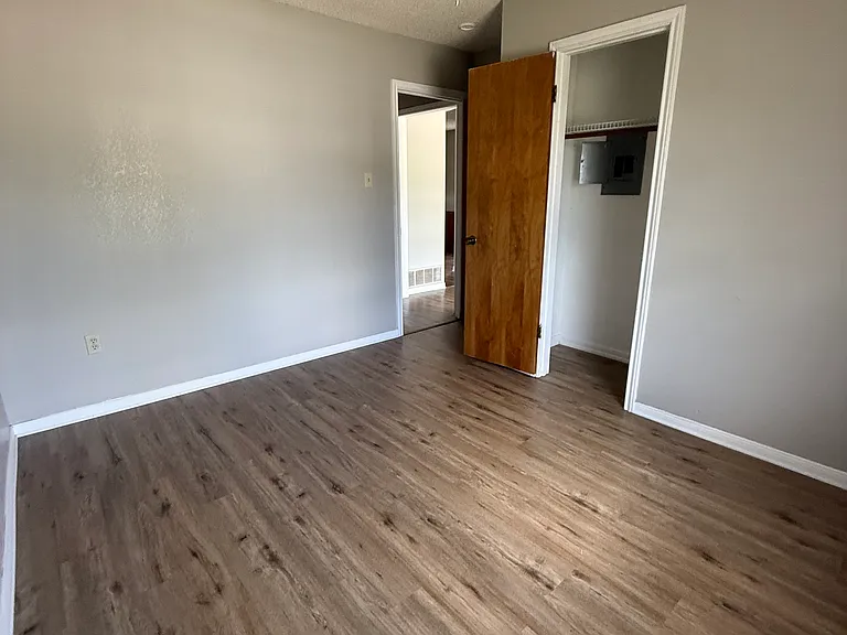 401 N 4th St #F — Photo 11