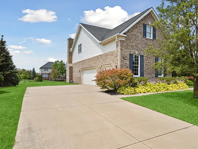 24323 Bellingham Dr — Photo 34