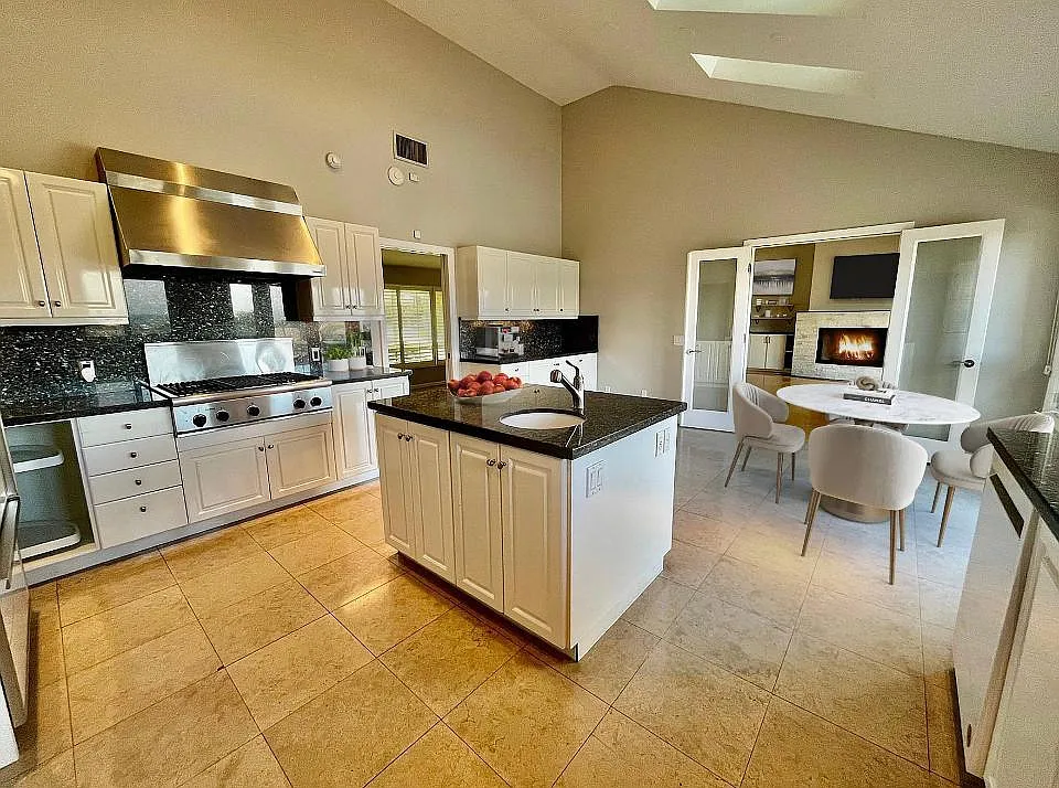 4 bed, 2838 sqft, $9,995 — Photo 3