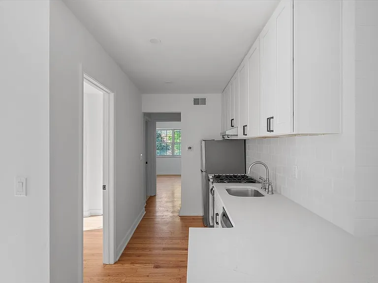 Colonial Terrace — Photo 14