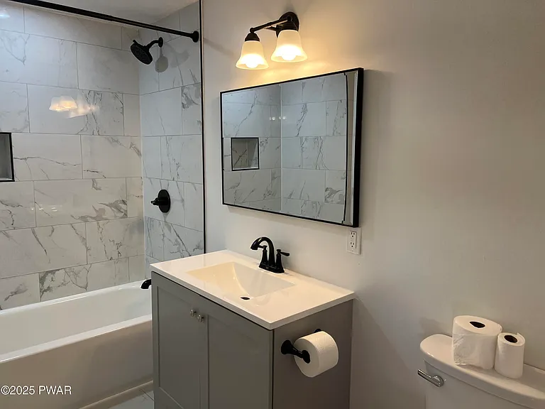 308 Bishop Ave #B — Photo 8