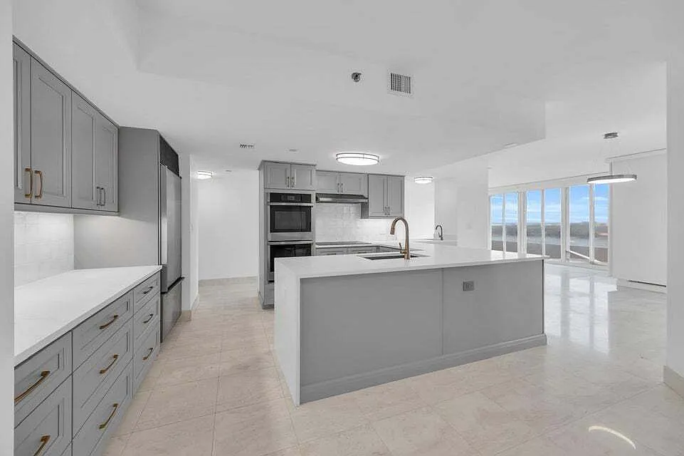 529 S Flagler Drive 14h - 1 — Photo 1