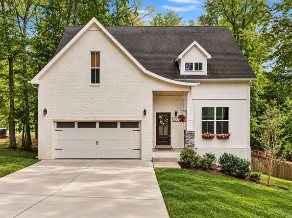 2880 Scenic Dr, Clarksville, TN 37043