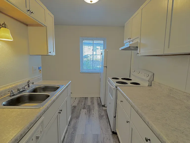 411-413 Grandin Ave — Photo 2