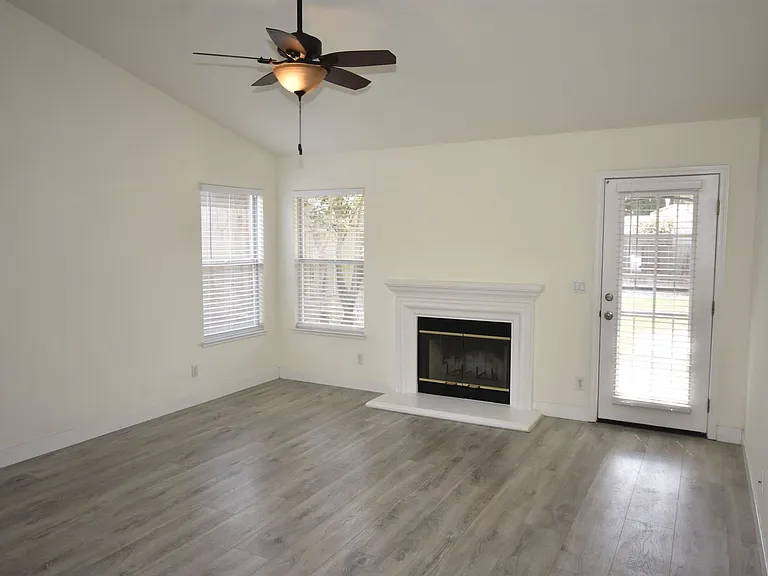 8717 Aspen Hill Ct — Photo 2
